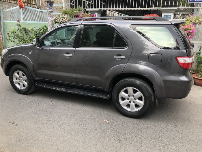 Toyota Fortuner 2011, tự động, máy xăng, hai cầu, màu xám chì
