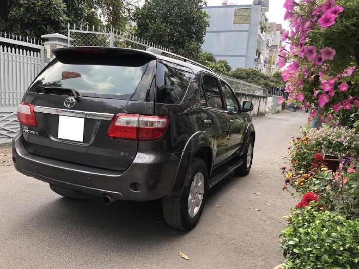 Toyota Fortuner 2011, tự động, máy xăng, hai cầu, màu xám chì