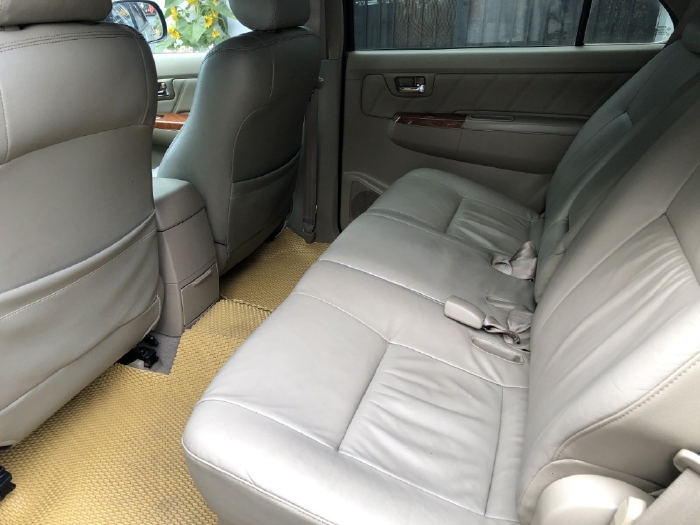 Toyota Fortuner 2011, tự động, máy xăng, hai cầu, màu xám chì