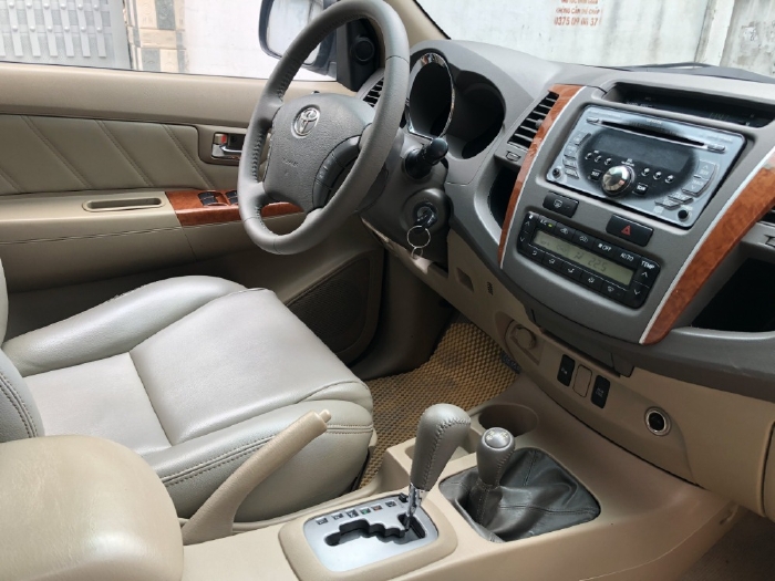 Toyota Fortuner 2011, tự động, máy xăng, hai cầu, màu xám chì