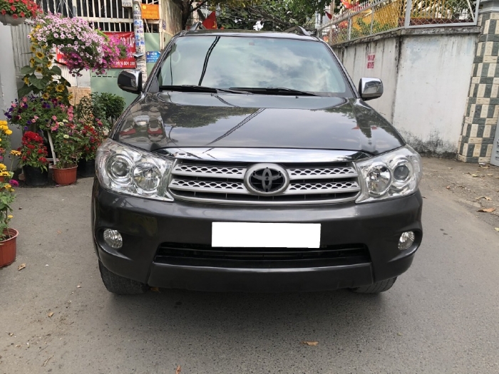 Toyota Fortuner 2011, tự động, máy xăng, hai cầu, màu xám chì