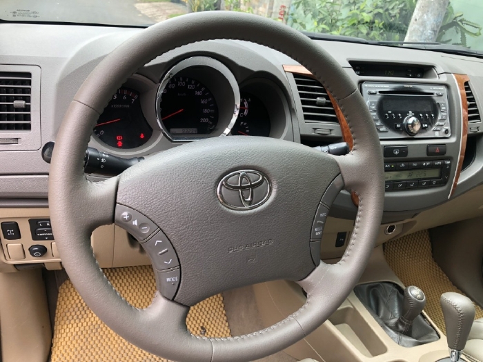 Toyota Fortuner 2011, tự động, máy xăng, hai cầu, màu xám chì