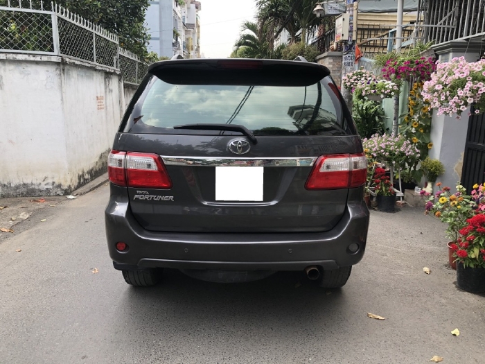 Toyota Fortuner 2011, tự động, máy xăng, hai cầu, màu xám chì