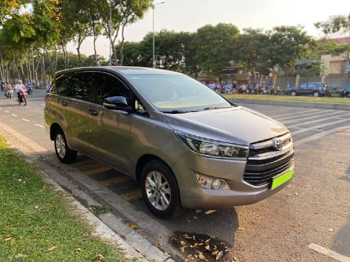 cần bán Toyota Innova đời 2017, số sàn, màu xám