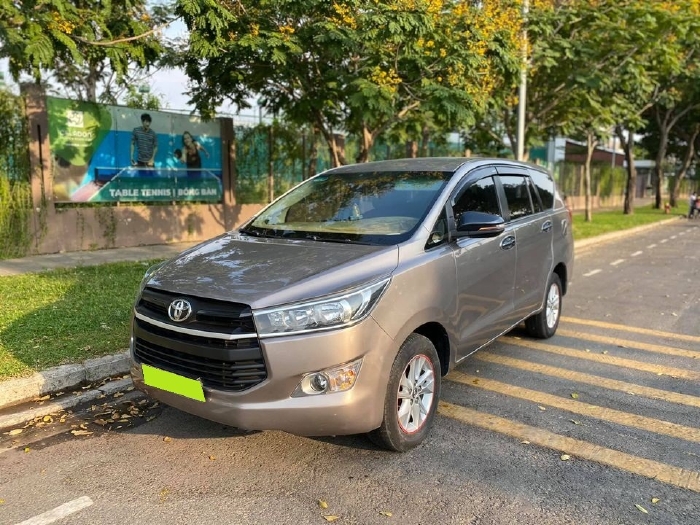 cần bán Toyota Innova đời 2017, số sàn, màu xám