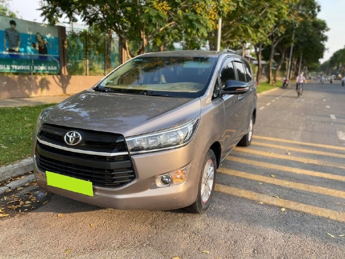 cần bán Toyota Innova đời 2017, số sàn, màu xám