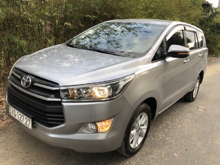 Bán xe Toyota Innova 2018 số sàn, màu xám còn mới tinh