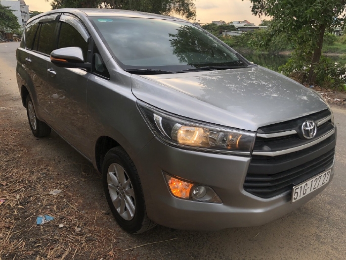 Bán xe Toyota Innova 2018 số sàn, màu xám còn mới tinh