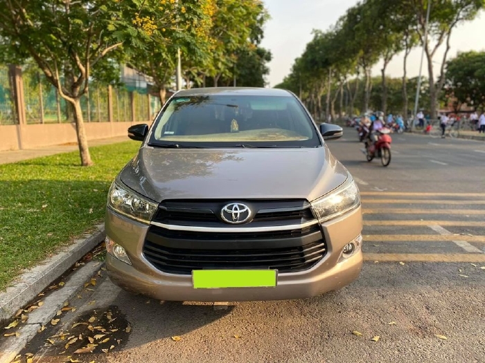 cần bán Toyota Innova đời 2017, số sàn, màu xám