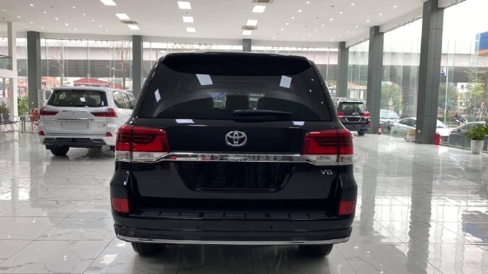Bán Toyota Land Cruiser 4.6 V8, màu đen, nội thất nâu 2021, xe giao ngay.