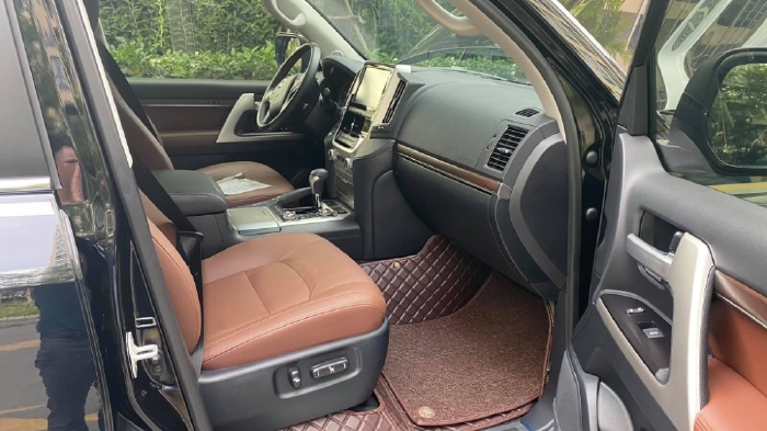 Toyota Land Cruiser 5.7 VXS bản full kịch, sản xuất và đăng ký cuối 2020, lăn bánh 6000 Km.