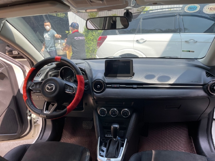 Cần bán xe Mazda 2 sản xuất 2019 bản Full màu trắng