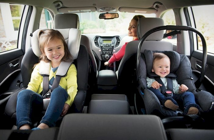 Vì sao nên đặt trẻ em ngồi quay lưng lại khi đi ô tô?