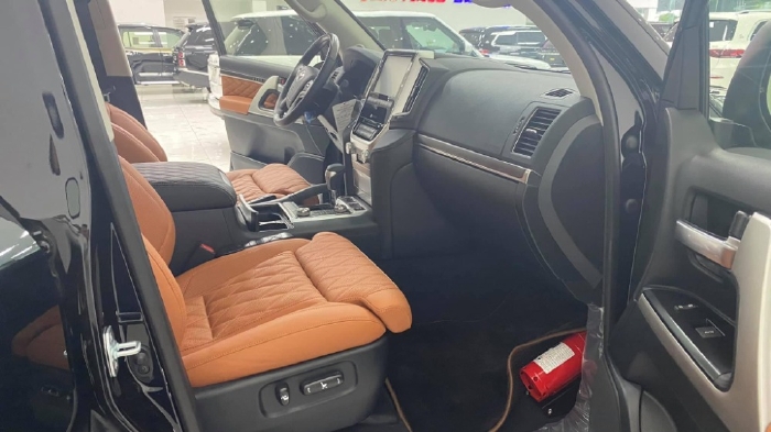 Bán Toyota Land cruiser 5.7 MBS 4 ghế thương gia siêu VIP, sản xuất 2021, xe giao ngay.