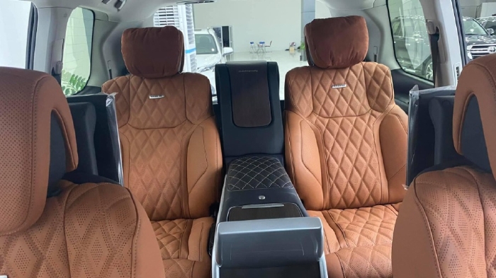 Bán Toyota Land cruiser 5.7 MBS 4 ghế thương gia siêu VIP, sản xuất 2021, xe giao ngay.