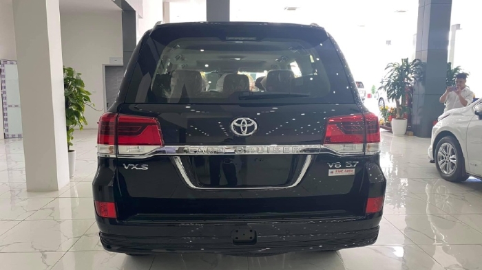 Bán xe Toyota Land Cruiser 5.7 VXS sản xuất 2021, 8 chỗ màu đen, Xe Nhập mới 100%, giao ngay toàn quốc.
