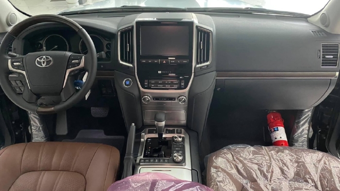 Bán xe Toyota Land Cruiser 5.7 VXS sản xuất 2021, 8 chỗ màu đen, Xe Nhập mới 100%, giao ngay toàn quốc.
