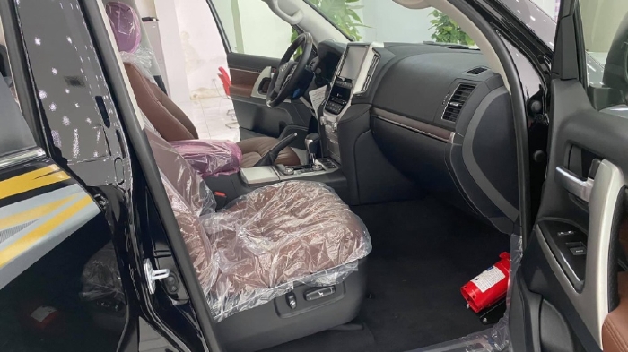 Bán xe Toyota Land Cruiser 5.7 VXS sản xuất 2021, 8 chỗ màu đen, Xe Nhập mới 100%, giao ngay toàn quốc.