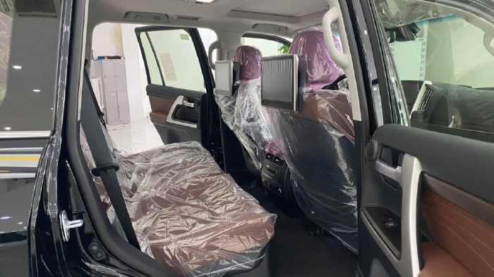 Bán xe Toyota Land Cruiser 5.7 VXS sản xuất 2021, 8 chỗ màu đen, Xe Nhập mới 100%, giao ngay toàn quốc.