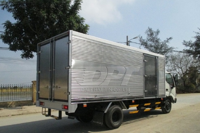 Xe tải Hino 3.5 Tấn, thùng kín inox 5.7m
