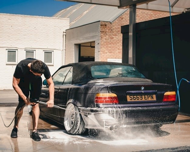 Rửa xe khi máy còn đang nóng, lúc thời tiết nắng gắt