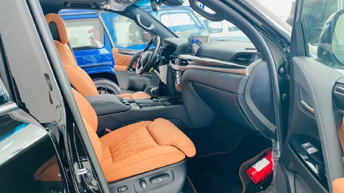 Lexus LX570 Super Sport MBS 4 ghế Massage, sản xuấ 2021, giá tốt giao xe ngay toàn quốc.