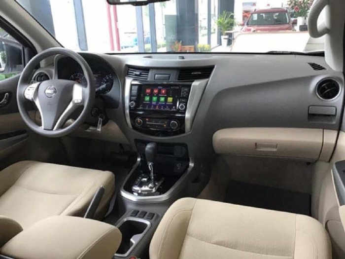 Nissan Navara 2020 giá chạm đáy