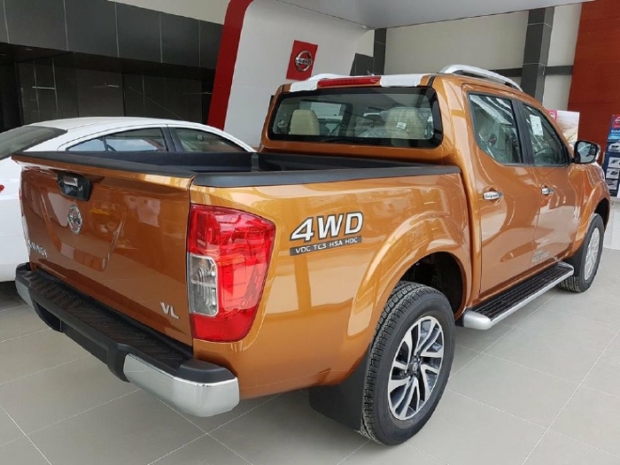 Nissan Navara 2020 giá chạm đáy