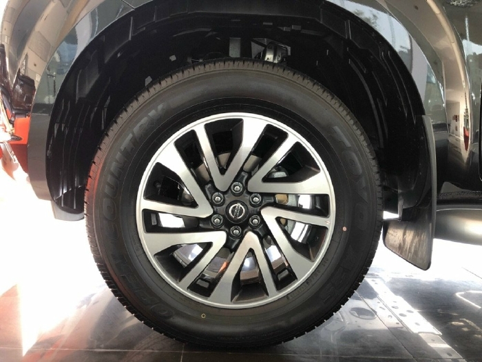Nissan Navara 2020 giá chạm đáy