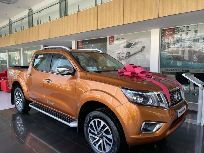 Nissan Navara 2020 giá chạm đáy