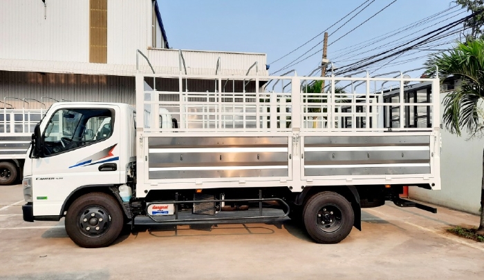 Xe tải Mitsubishi Fuso Canter 4.99 thùng mui bạt, tải trọng 1,9 tấn, xe tải trung cao cấp Nhật Bản
