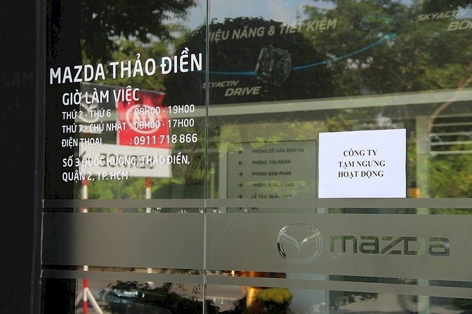 Một đại lý Mazda ở quận 2 treo bản tạm ngưng hoạt động.