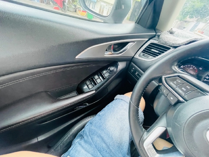Cần bán nhanh Mazda 3 2018 AT, facelit, màu trắng. xe nhà sử dụng, đi ít
