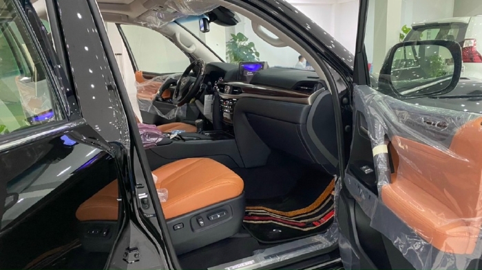 Bán Lexus LX 570S Super Sport 08 chỗ màu đen, nội thất nâu da bò, sản xuất 2021, xe giao ngay.