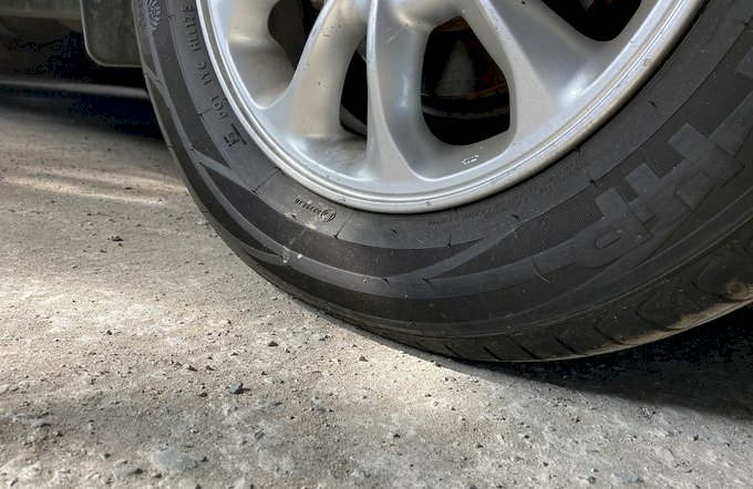 Điểm tiếp xúc giữa lốp và mặt đường lâu ngày có thể bị biến dạng.
